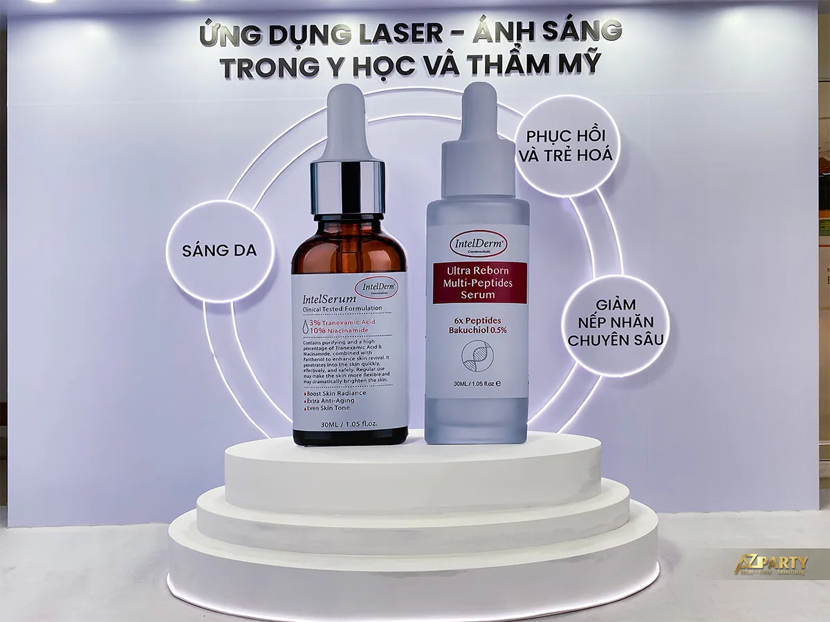 Góc chính diện khu trưng bày sản phẩm phóng lớn tại booth IntelDerm