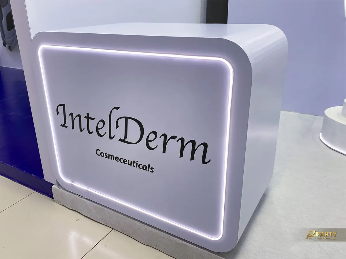 Quầy IntelDerm bo góc với đường viền ánh sáng trắng tím