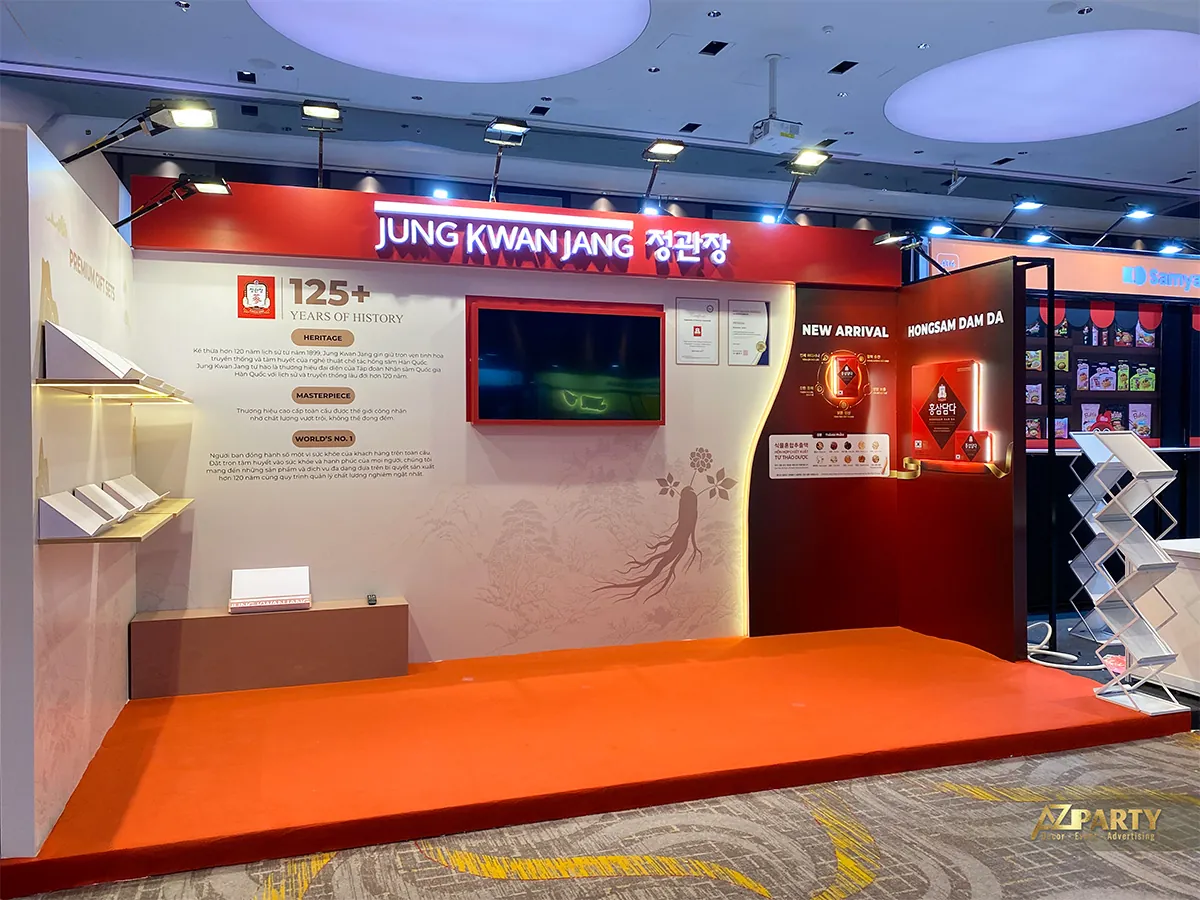 Góc phải booth Jung Kwan Jang với khu giới thiệu sản phẩm Hongsam Dam Da và hệ đèn chiếu