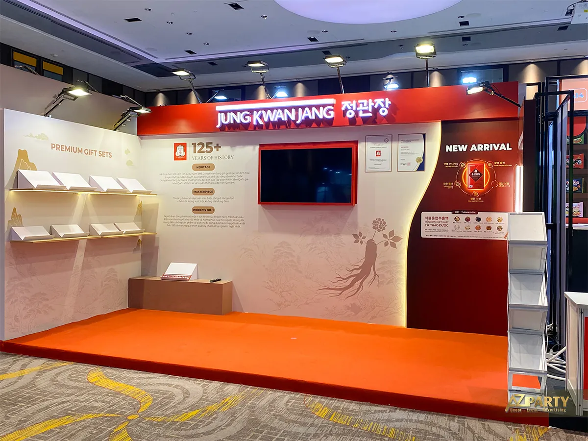Góc trái booth Jung Kwan Jang với kệ Premium Gift Sets và màn hình trung tâm
