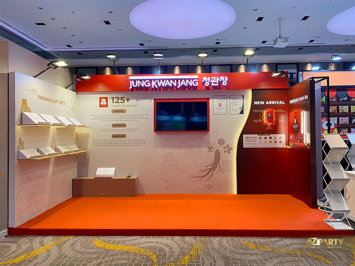 Booth Jung Kwan Jang tại K-TREND VINA EXPO với mặt bằng đỏ kem, kệ trưng bày và bảng hiệu nổi