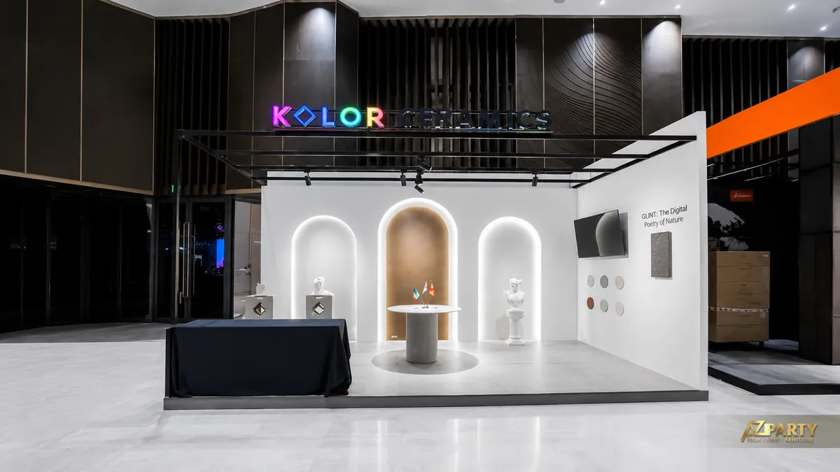 Toàn cảnh booth Kolor Ceramics tại ThyskyHall tầng 5 với logo LED nhiều màu và hệ vòm trưng bày sản phẩm