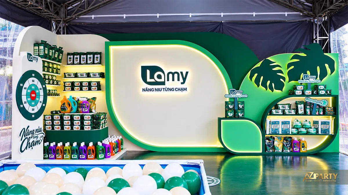 Mặt chính booth Lamy với kệ trưng bày sản phẩm và bảng trò chơi tính điểm bên trái