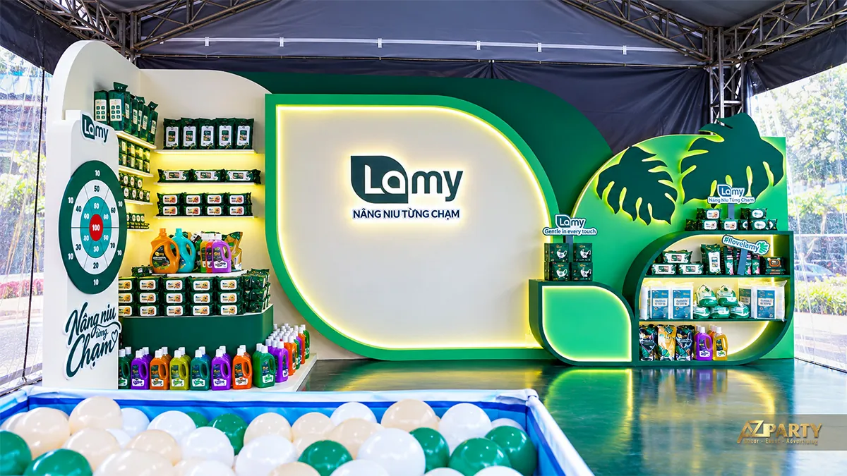 Góc nhìn từ phía trái cho thấy lối vào mở và cụm trưng bày bên phải booth Lamy
