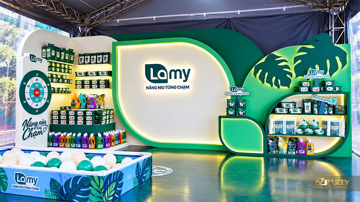 Booth Lamy nhìn trực diện dưới mái che với nền xanh lá và những đường viền sáng