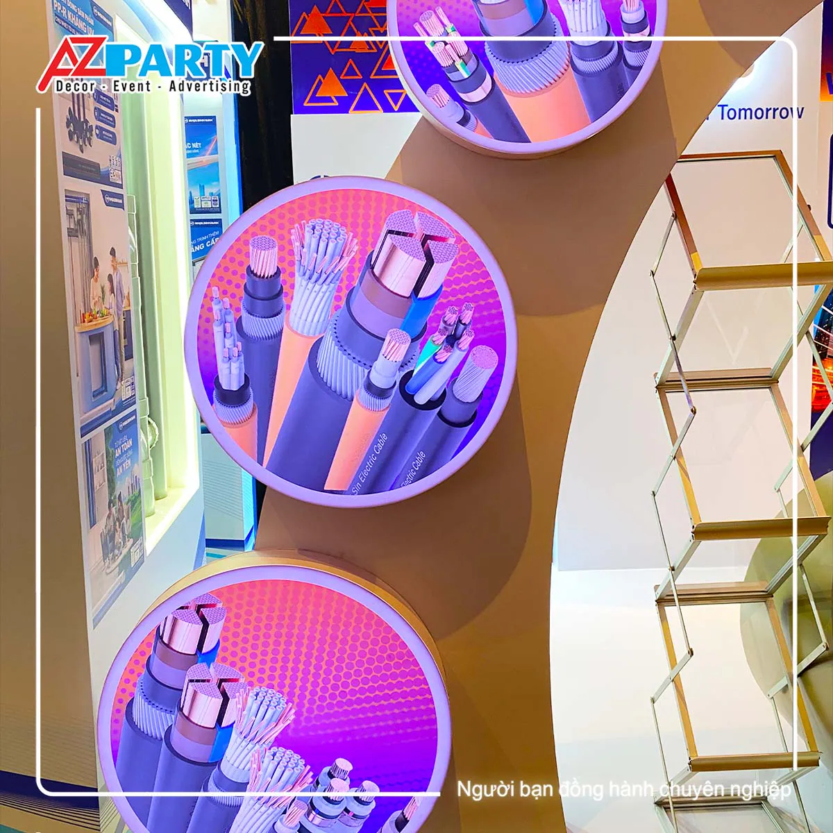 Các sản phẩm được làm nổi bật tại phía trước của booth