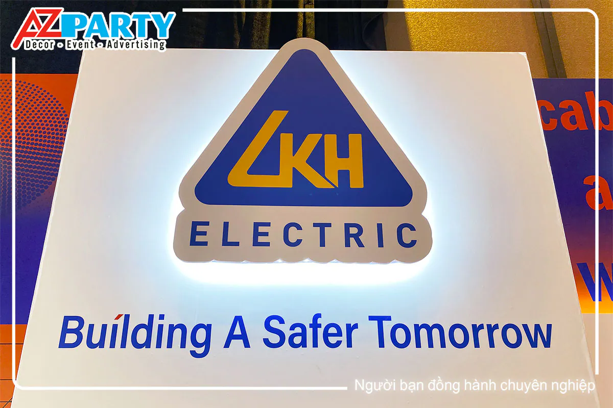 logo thương hiệu Lim Kim Hai đươc làm nổi bật với đèn led hắt viền