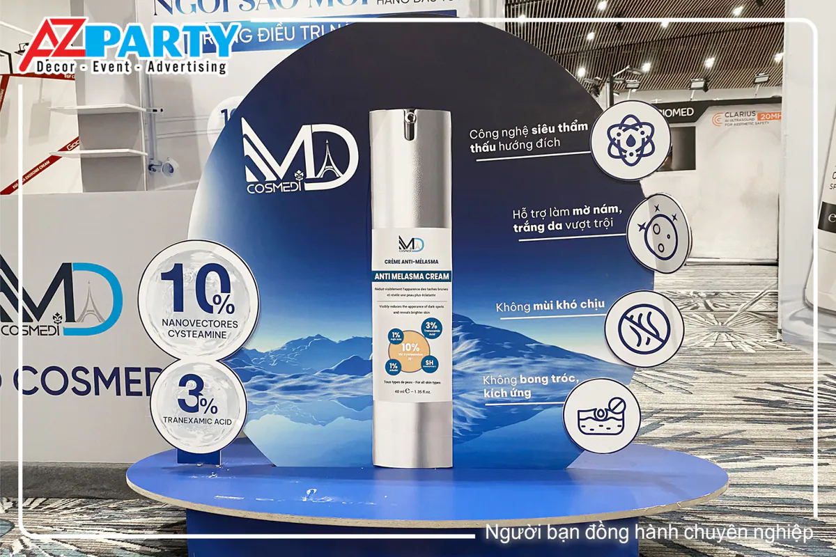 Bảng mô tả sản phẩm được đặt trước booth