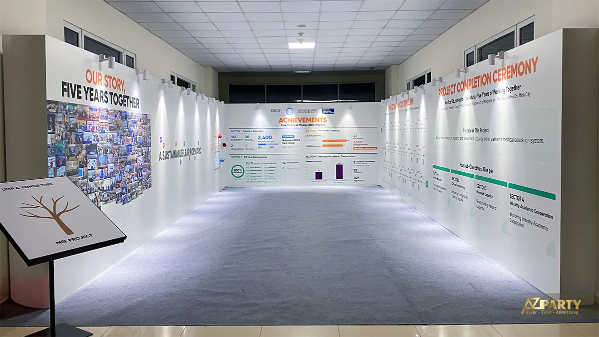 Toàn cảnh booth MEF ba mặt vách trắng và thảm xám tại hành lang Đại học Y Dược TP.HCM
