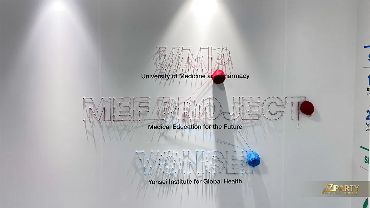 Chữ UMP MEF Project và Yonsei tạo bằng dây với các cuộn chỉ đỏ xanh
