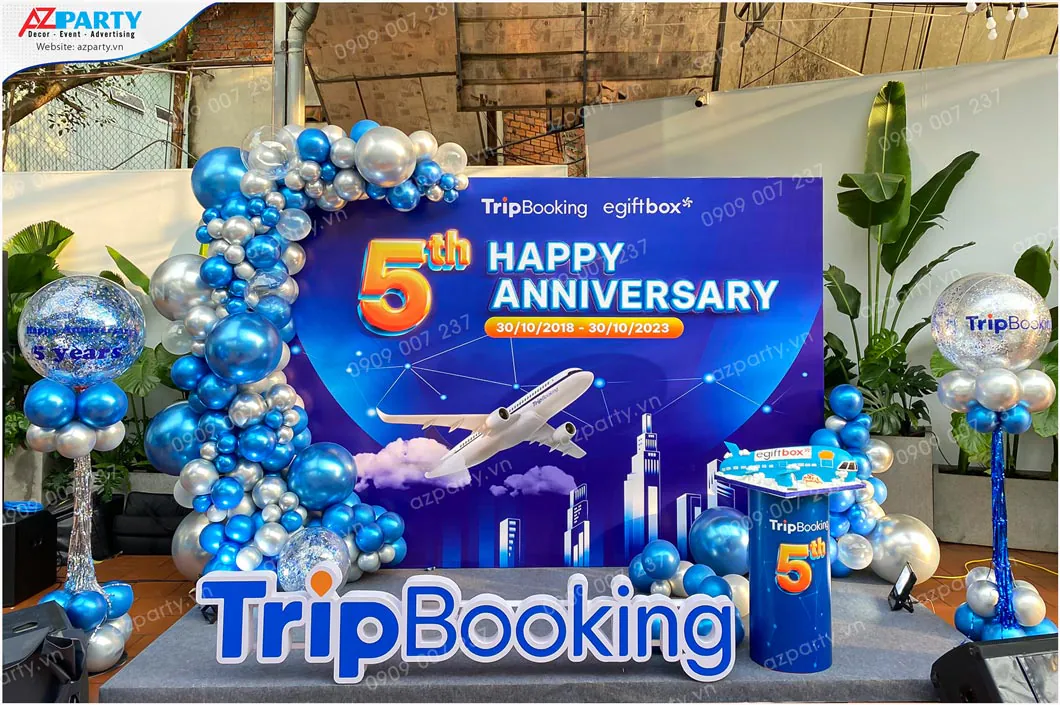 Booth kỷ niệm 5 năm thành lập thương hiệu Tripbooking, chất liệu Hiflex kết hợp line bóng, tone mầu xanh chủ đạo