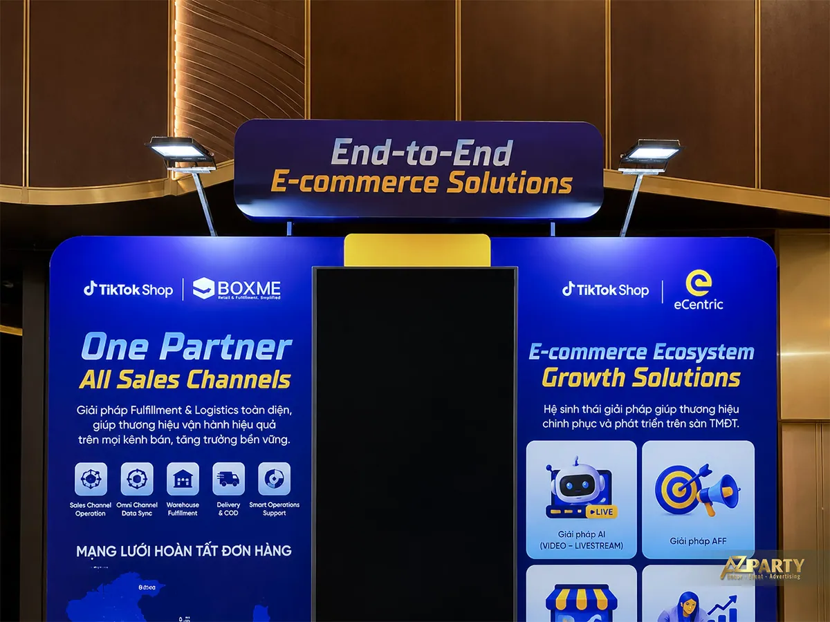 Chi tiết phần đầu booth Boxme với bảng tên và hệ thống nội dung thương mại điện tử