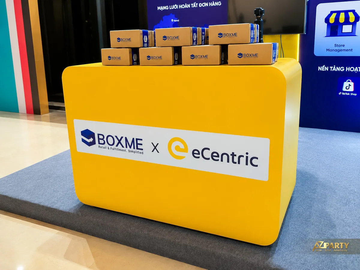 Quầy trưng bày Boxme và eCentric cùng các hộp hàng nhận diện thương hiệu