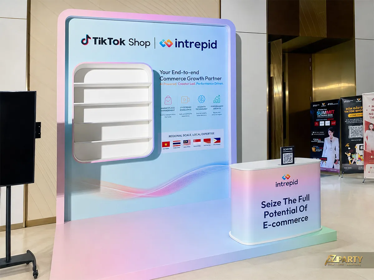 Góc nghiêng booth Intrepid với kệ trưng bày và quầy tiếp đón có mã QR