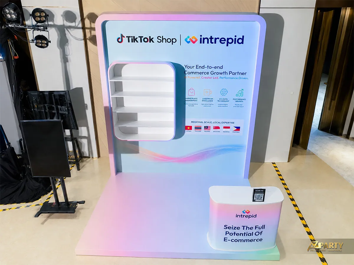 Góc nhìn từ trên cho thấy bố cục sàn, vách và quầy của booth Intrepid