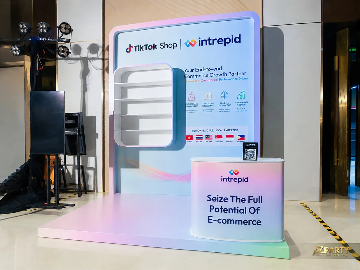 Mặt chính booth Intrepid với quầy tiếp đón bo góc và hệ khung chuyển màu