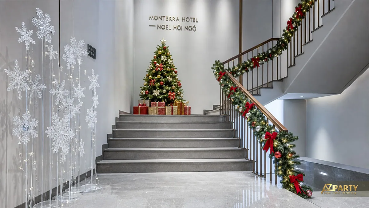 Cầu thang khách sạn với dây thông, nơ đỏ và cây Noel