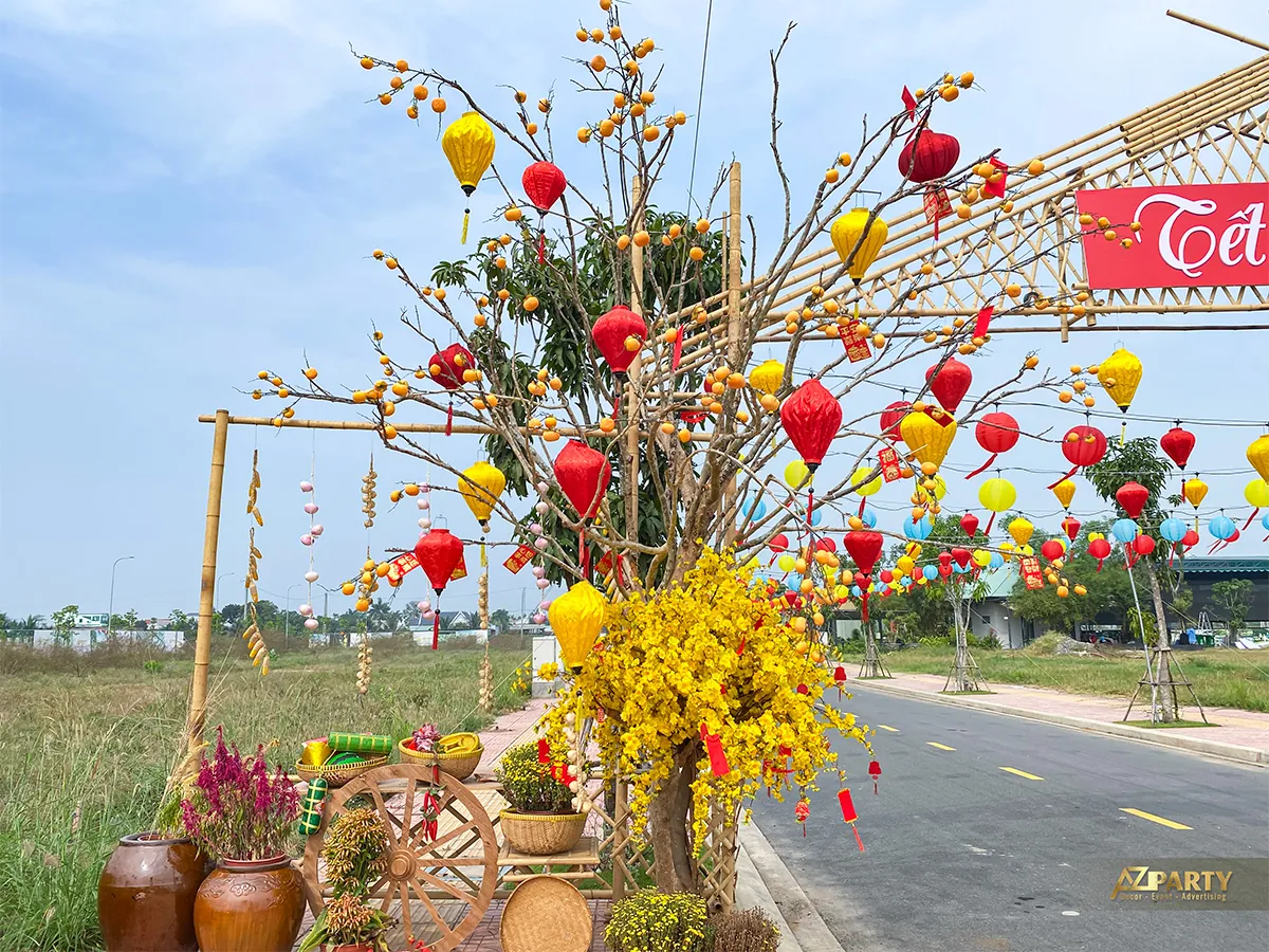 Cây mai vàng, xe gỗ và lồng đèn trang trí bên cổng Tết An Huy Group