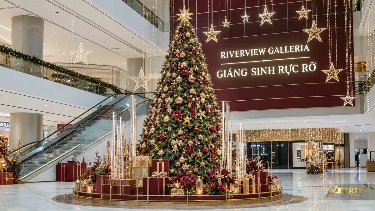 Cây thông lớn giữa sảnh trung tâm thương mại cùng đèn sao treo