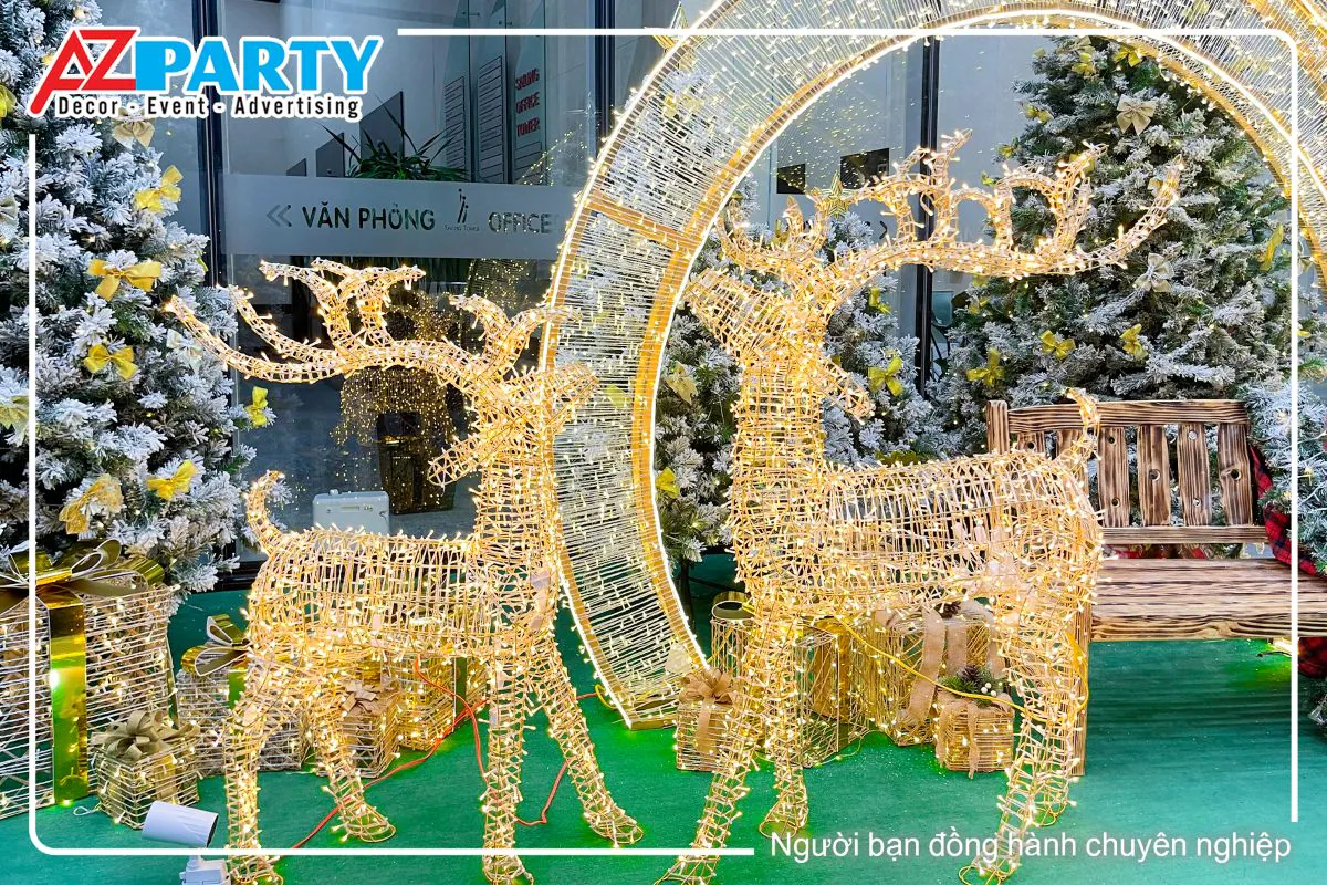 2 chú tuần lộc với đèn vàng lấp lánh