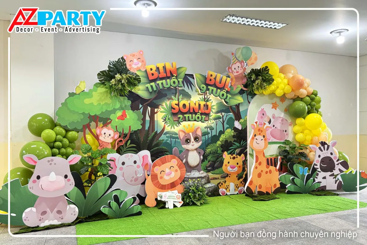 Backdrop trang trí sân khấu sinh nhật chủ đề thế giới động vật rừng hoang dã safari cho bé Bin 11 tuổi, Bụi 9 tuổi và Sonij 2 tuổi với thảm cỏ xanh cùng các mô hình thú bằng format.