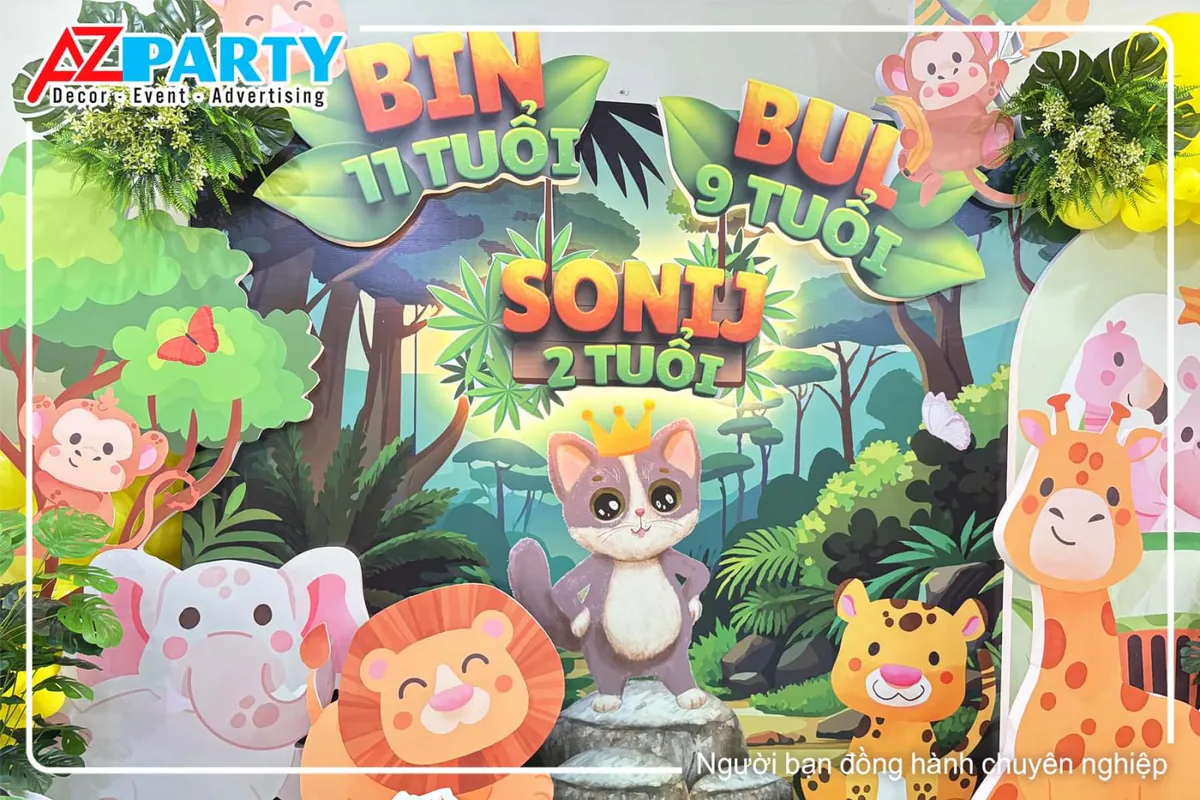 Cận cảnh backdrop 3D trang trí tiệc sinh nhật chủ đề rừng safari cho bé Sonij 2 tuổi với mô hình chú mèo đội vương miện ở trung tâm và các con vật ngộ nghĩnh.