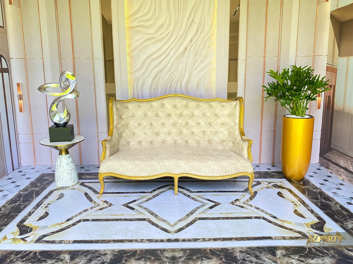 Chi tiết sofa viền vàng, phù điêu và sàn vân đá tại booth Genera