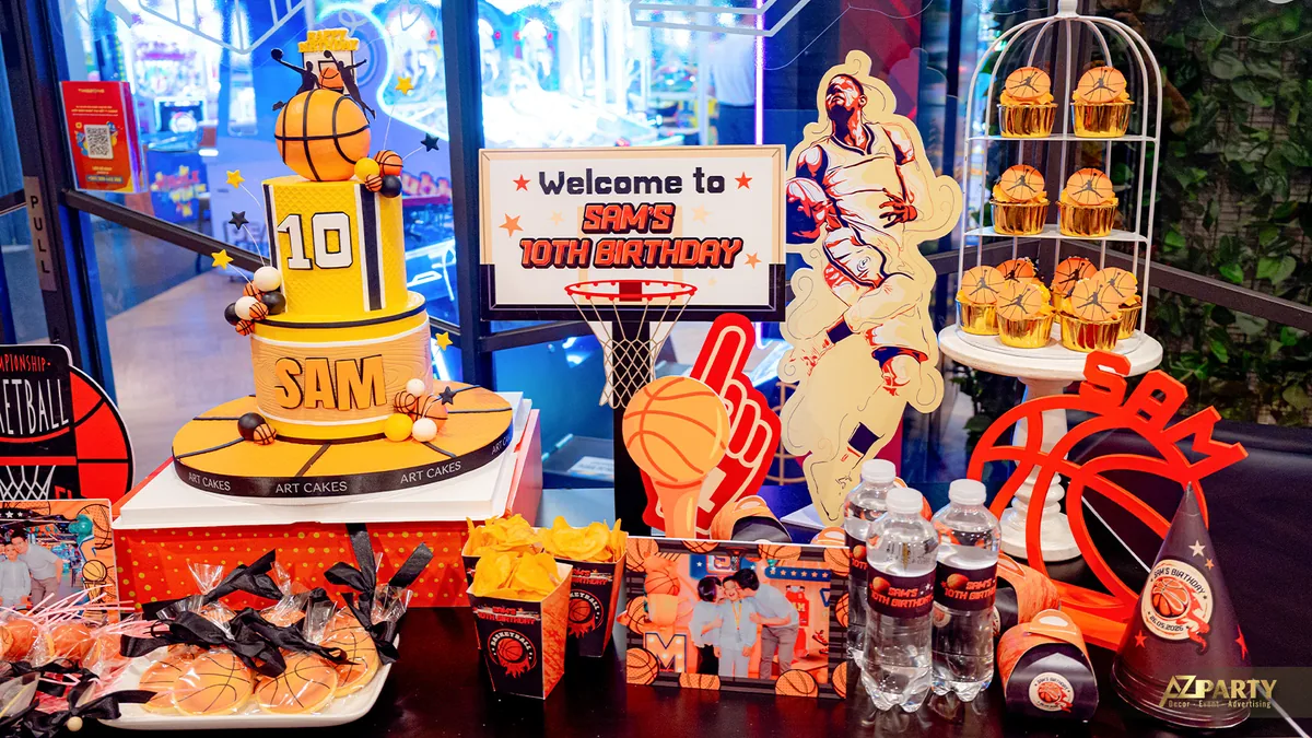 Chi tiết trang trí bàn tiệc sinh nhật bé Sam với bánh ngọt cupcake nước suối custom