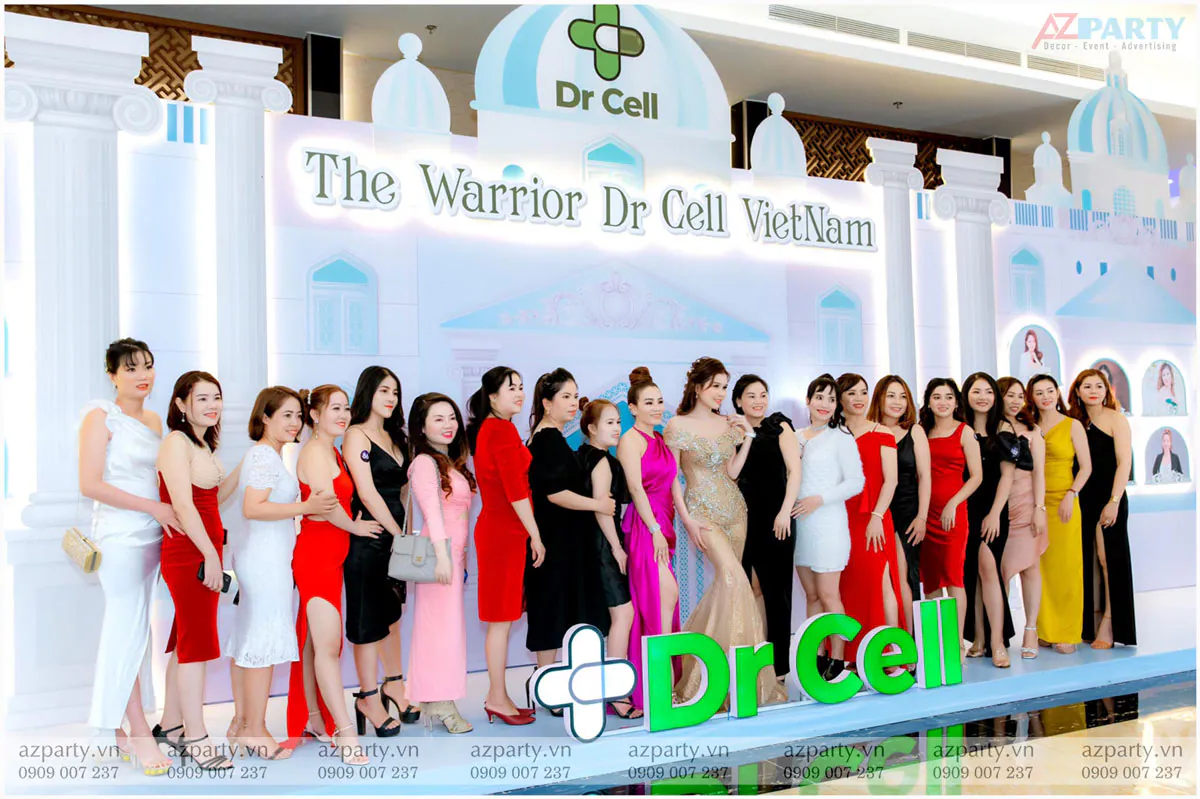 Dàn khách mời xinh đẹp diện đầm dạ hội sang trọng chụp hình tại backdrop sự kiện 'The Warrior Dr Cell VietNam' phong cách lâu đài băng giá ấn tượng.