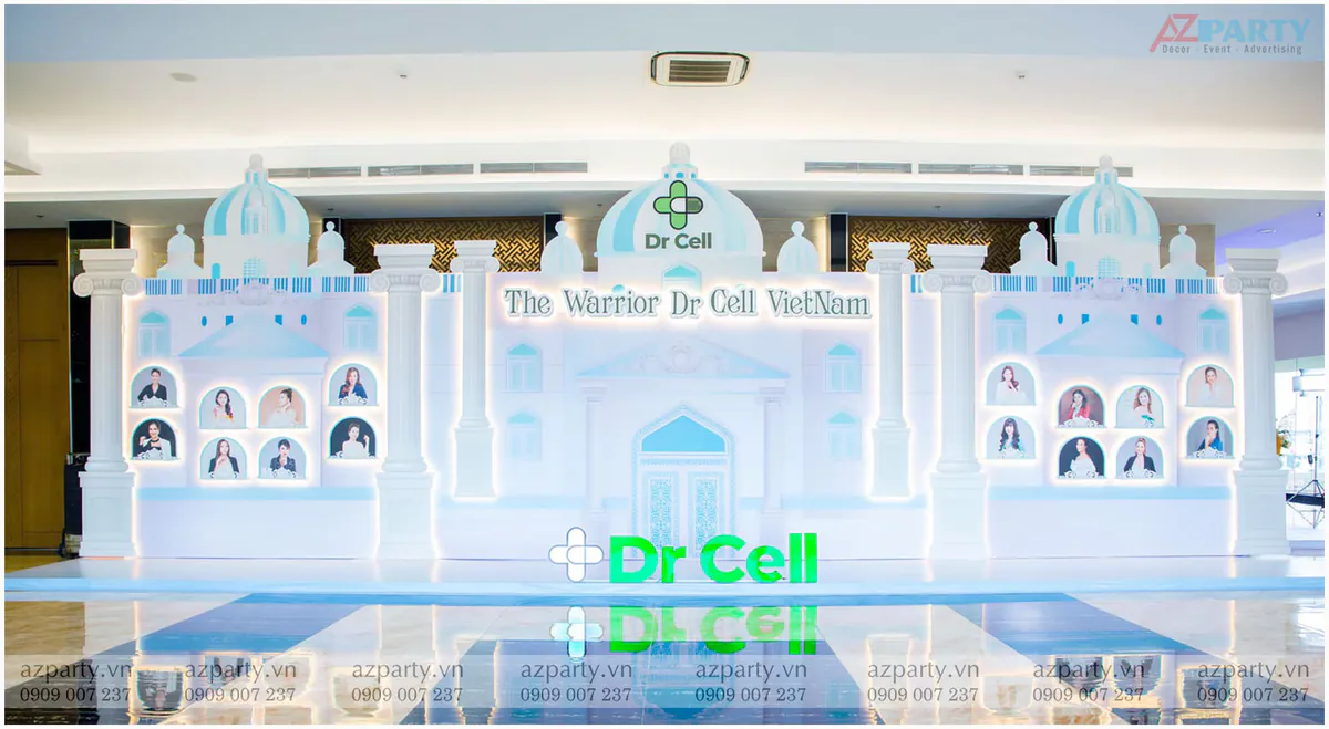Toàn cảnh khu vực check-in photo booth sự kiện cuối năm Dr Cell với thiết kế lâu đài tráng lệ và hệ thống đèn LED nổi bật.