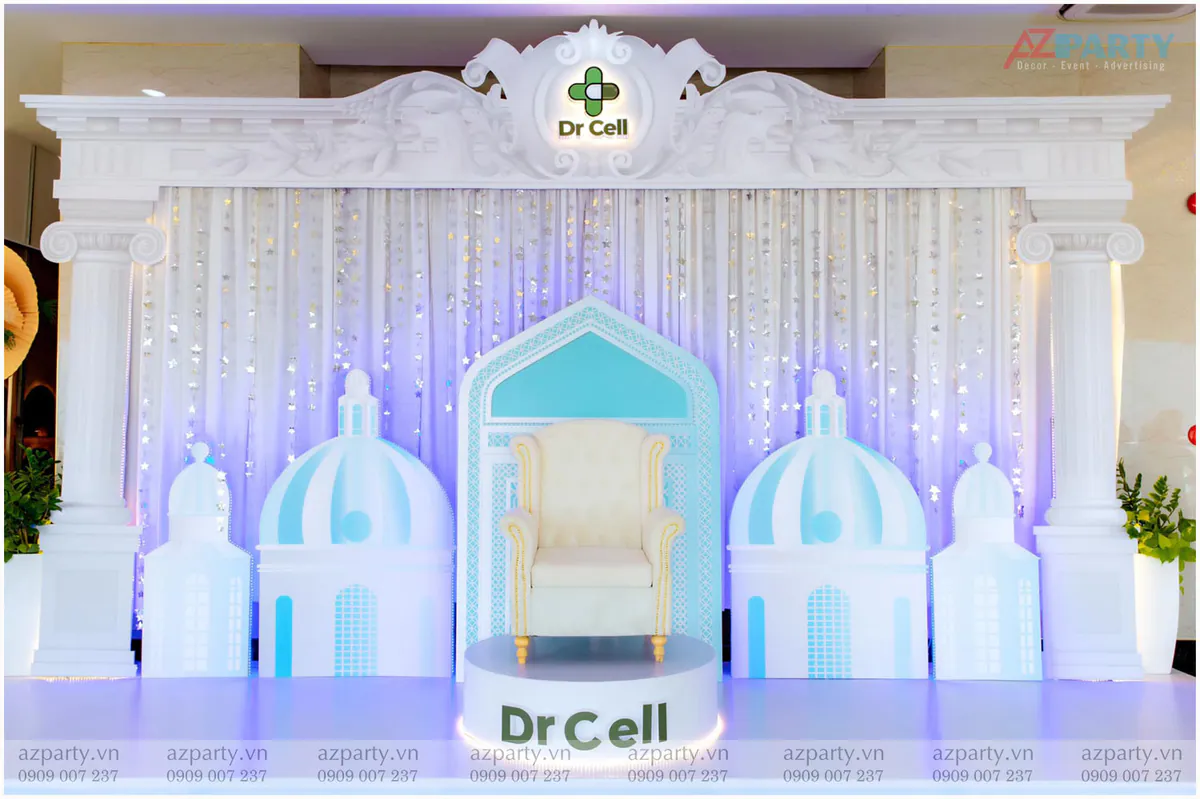 Sân khấu phụ với thiết kế ghế hoàng gia sang trọng kết hợp các tiểu cảnh lâu đài tinh tế tại sự kiện Dr Cell.