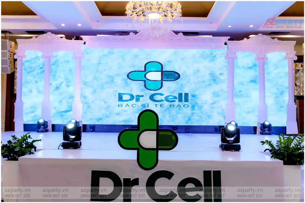 Thiết kế sân khấu sự kiện tất niên Dr Cell hoành tráng với màn hình LED lớn hiển thị logo thương hiệu.