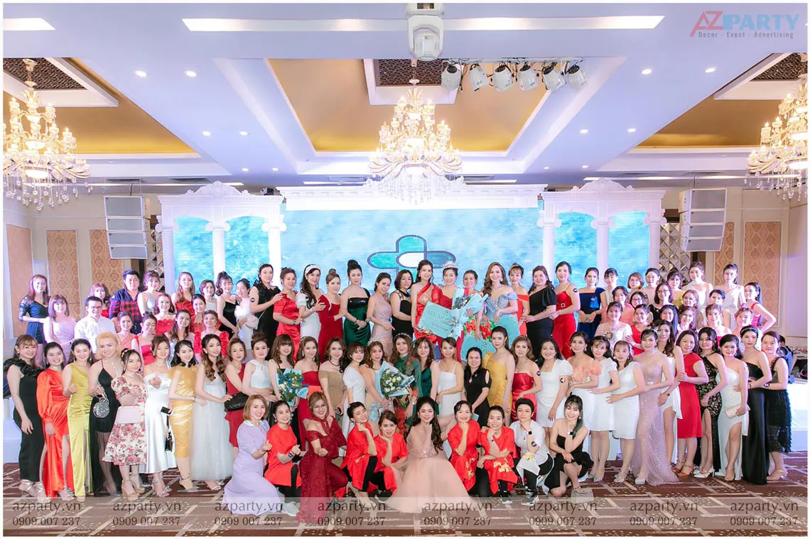 Tập thể đối tác và khách mời chụp ảnh lưu niệm hoành tráng trên sân khấu gala dinner cuối năm của thương hiệu Dr Cell.