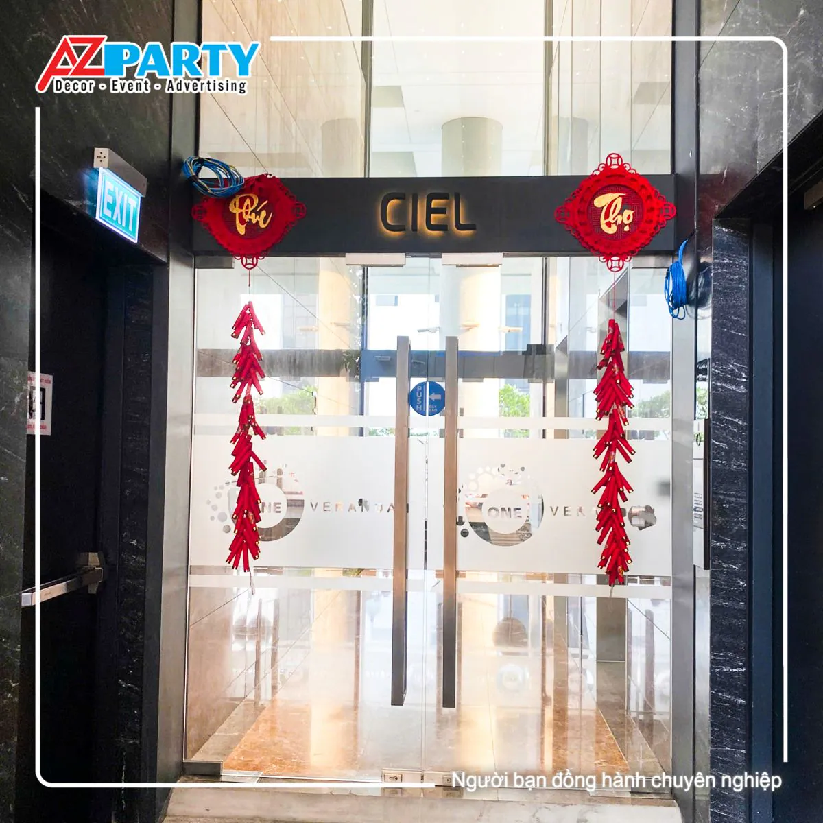 2 dây pháo treo tại cửa ra vào, phía đầu dây là 2 chữ Phúc, Thọ