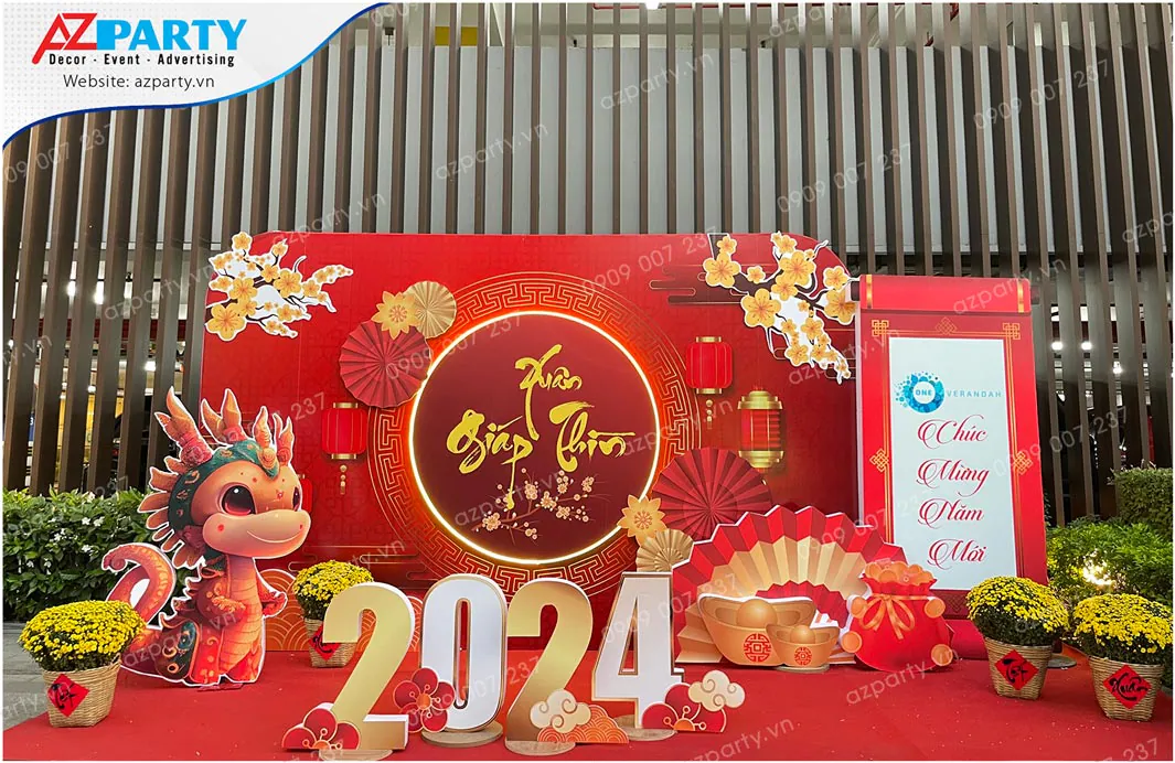 Sân khấu check-in Tết Giáp Thìn 2024 tại chung cư One Verandah nổi bật với chữ 'Xuân Giáp Thìn' phát sáng LED, mô hình rồng con tinh nghịch và các bao lì xì, thỏi vàng may mắn