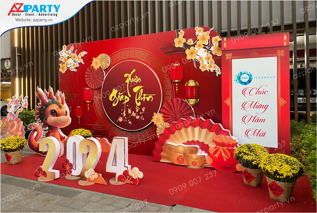 Góc nhìn nghiêng của tiểu cảnh trang trí Tết Giáp Thìn 2024 tại sảnh chung cư One Verandah, tạo không gian chụp ảnh check-in rực rỡ sắc xuân cho cư dân
