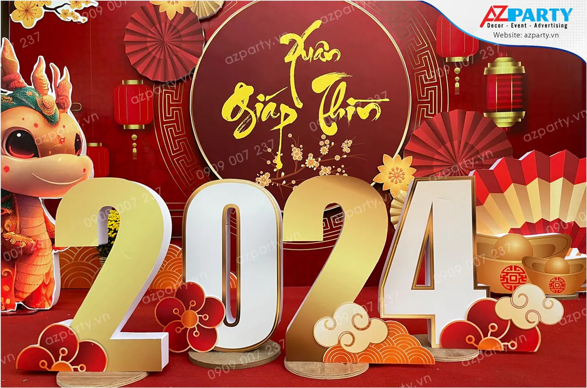 Cận cảnh bộ chữ 2024 bằng xốp màu trắng viền vàng tinh tế đặt trước khung tròn 'Xuân Giáp Thìn' phát sáng, biểu trưng cho sự khởi đầu may mắn