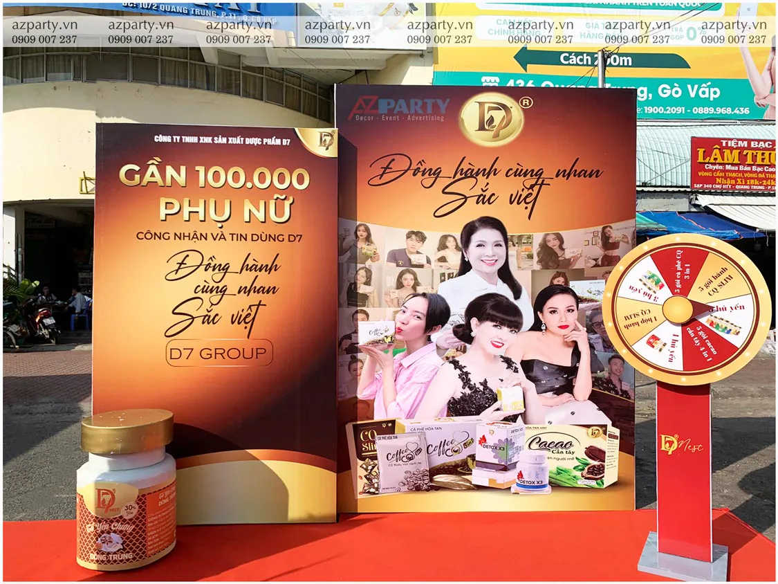 booth chính với tone màu chủ đạo của thương hiệu D7 Group, vòng quay may mắn, mô hình sản phẩm bằng mốp xốp