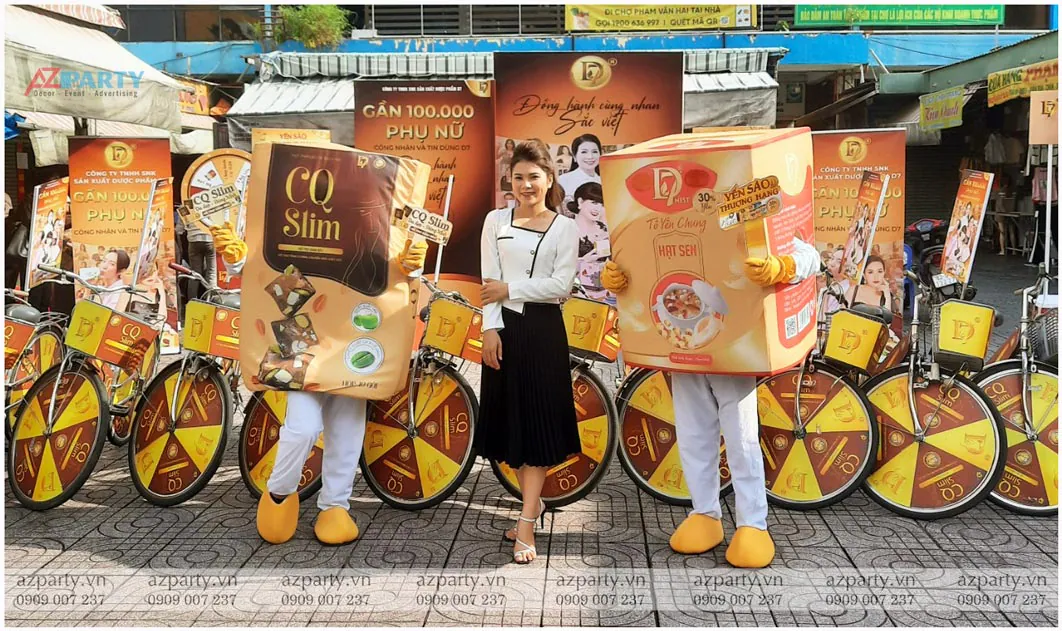 nhân sự mascot chụp hình cùng khách hàng