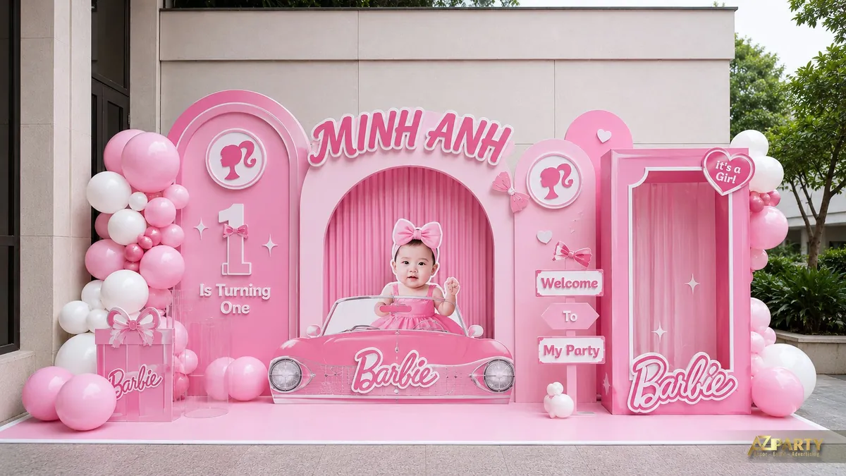 Sân khấu sinh nhật Barbie bé Minh Anh 1 tuổi với xe hồng, khung check-in và bóng trắng hồng