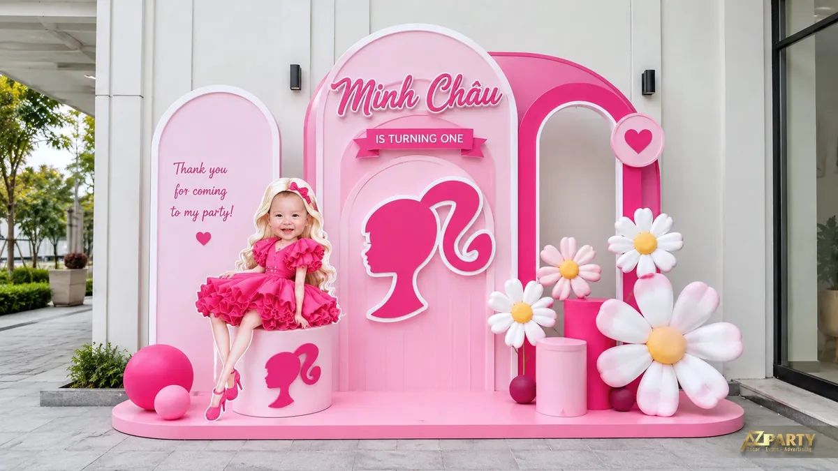 Concept Barbie bé Minh Châu với backdrop hồng, hoa cúc trắng và ảnh bé mặc váy