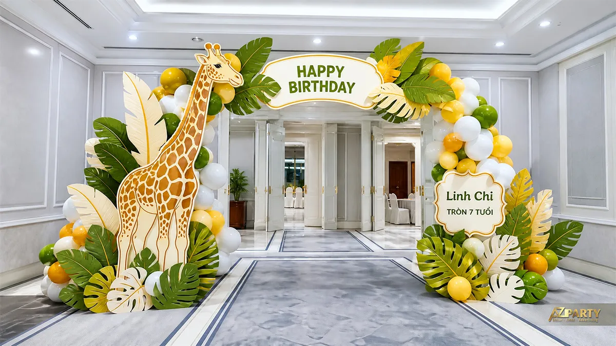Cổng bóng sinh nhật chủ đề hươu cao cổ cho Linh Chi tròn 7 tuổi, có mô hình hươu lớn và cụm lá xanh.