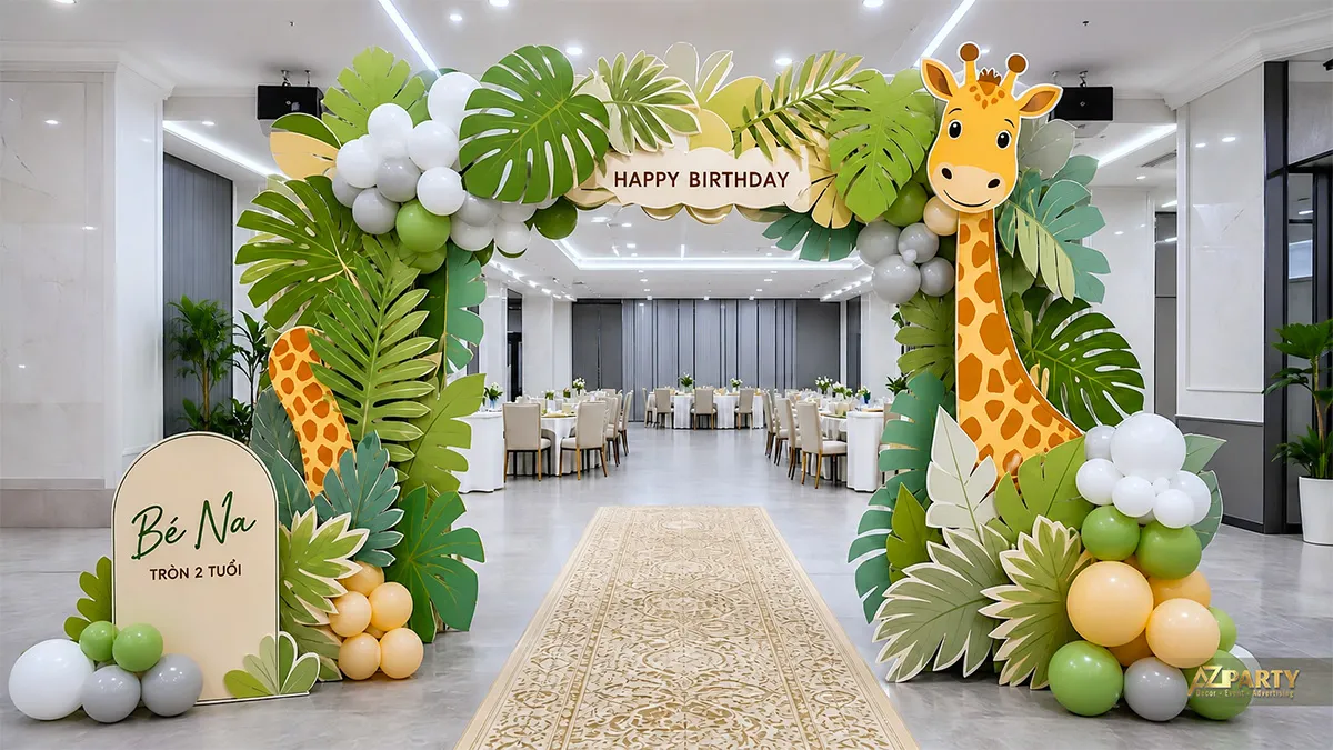 Cổng bóng sinh nhật chủ đề hươu cao cổ cho Bé Na tròn 2 tuổi, phối khung xanh kem trắng và mô hình hươu.