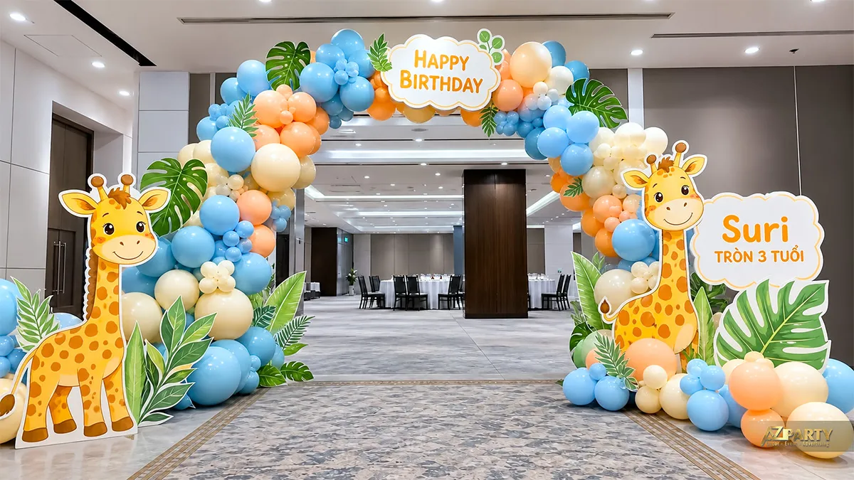 Cổng bóng sinh nhật chủ đề hươu cao cổ cho Suri tròn 3 tuổi, phối khung xanh đào kem và hai mô hình hươu.