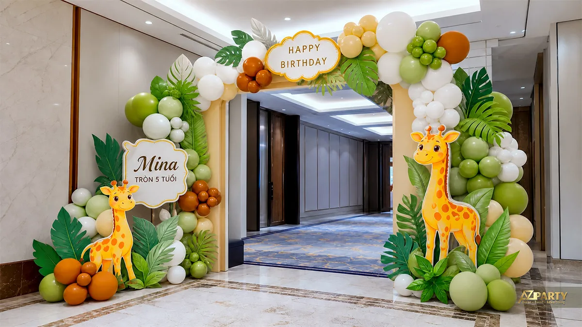Cổng bóng sinh nhật chủ đề hươu cao cổ cho Mina tròn 5 tuổi, phối bóng xanh trắng cam, lá và mô hình hươu.
