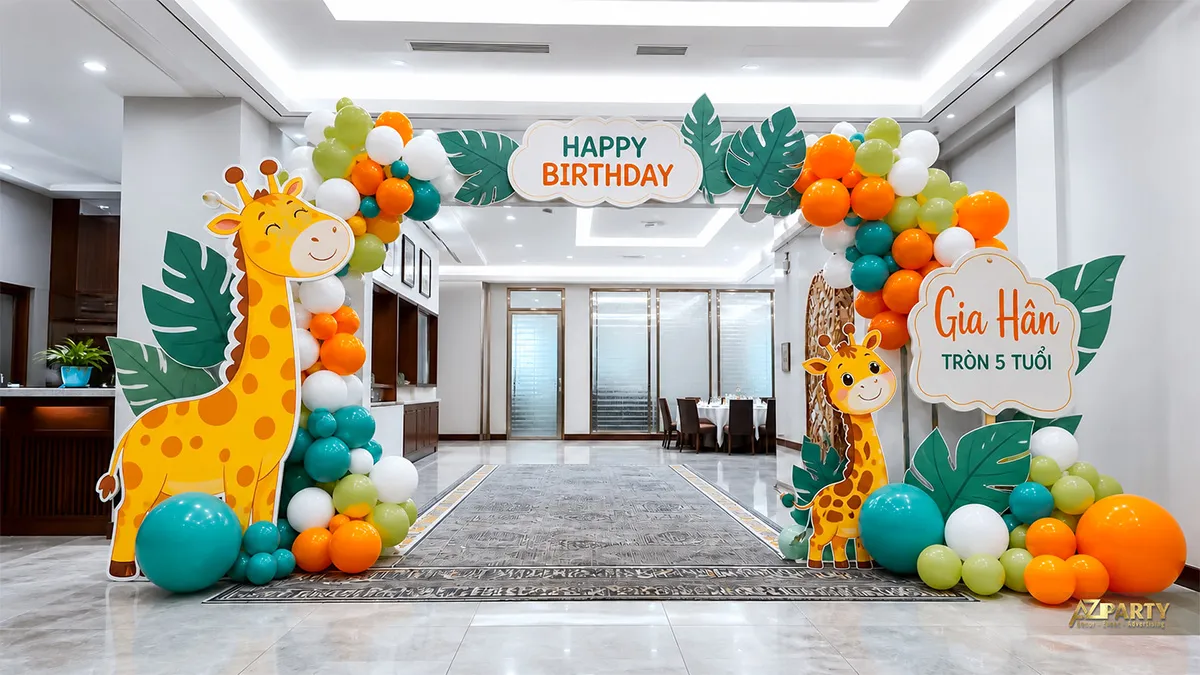 Cổng bóng sinh nhật chủ đề hươu cao cổ cho Gia Hân tròn 5 tuổi, phối bóng xanh cam trắng và lá nhiệt đới.