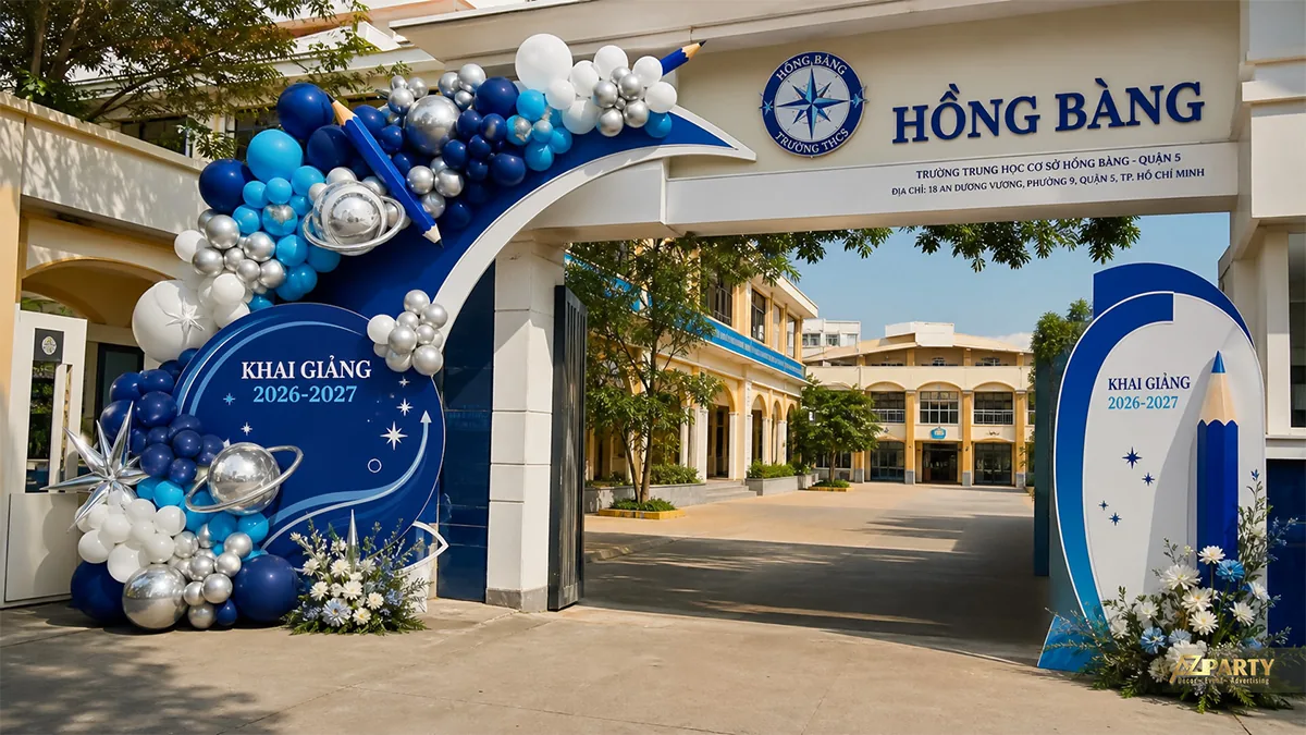 Cổng khai giảng Hồng Bàng chủ đề vũ trụ với bóng xanh bạc, hành tinh và bút chì