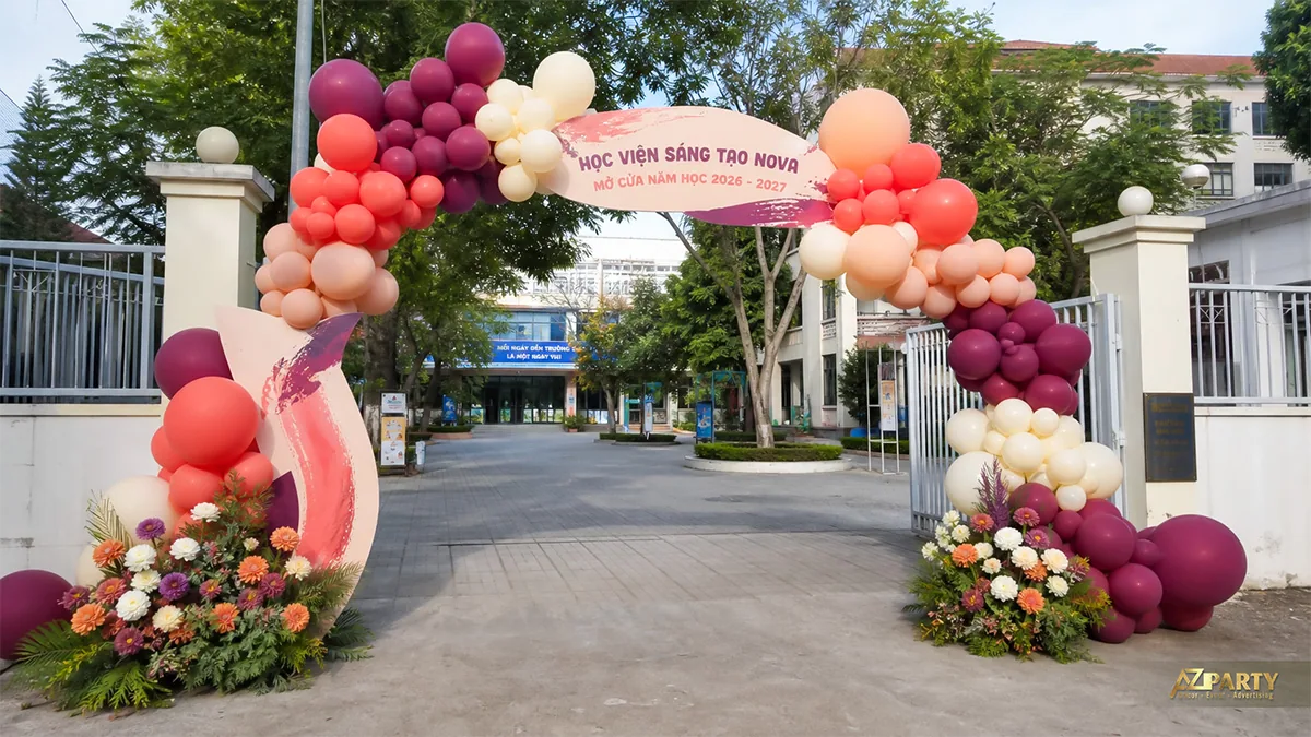 Cổng bóng hồng đỏ kem kết hợp hoa tươi chào năm học mới