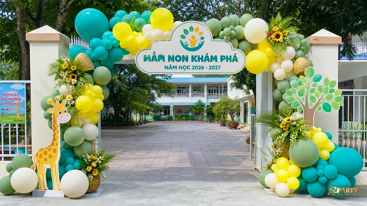 Cổng bóng xanh lá vàng chủ đề hươu cao cổ và cây xanh tại trường mầm non