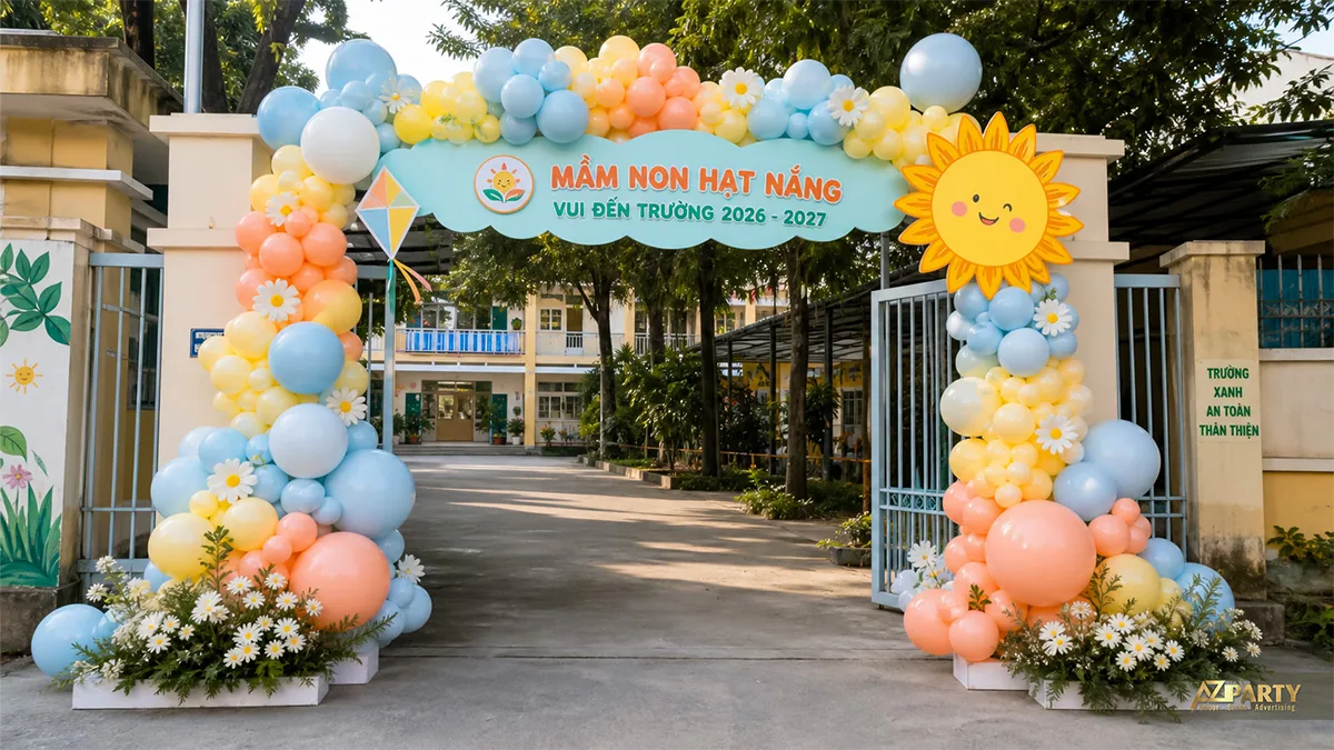 Cổng bóng pastel xanh vàng cam với mặt trời và hoa cúc ở trường mầm non